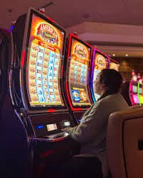 Studio live dealer dewa slot dengan dealer profesional siap melayani sesi blackjack dan roulette